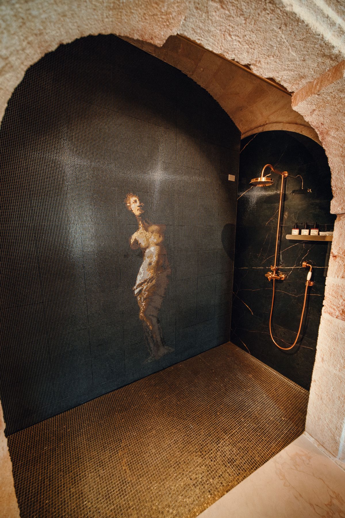 The shower, with the Venus mosaic in a stone arch.